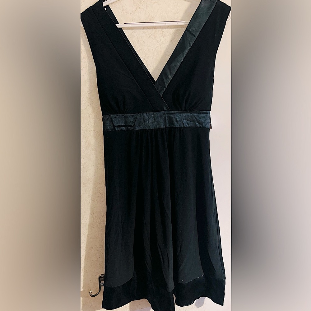 Silk v neck. Silk at the bottom.